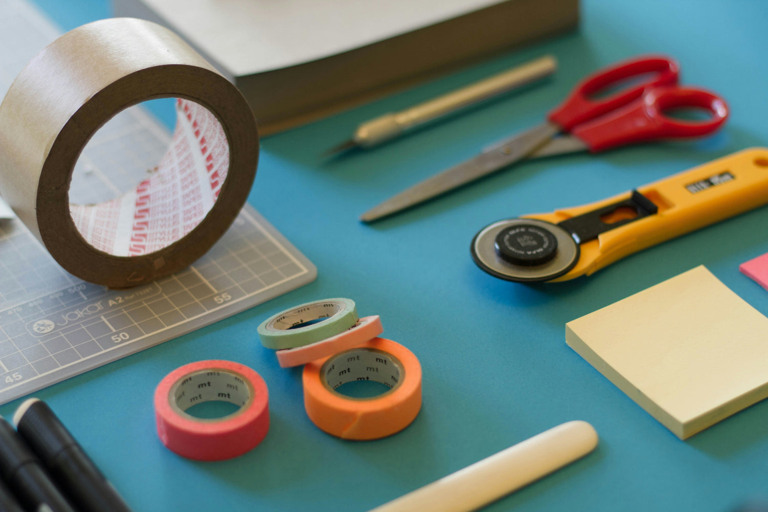 Durable-office-adhesive-tape-for-workspaces–Deskform
