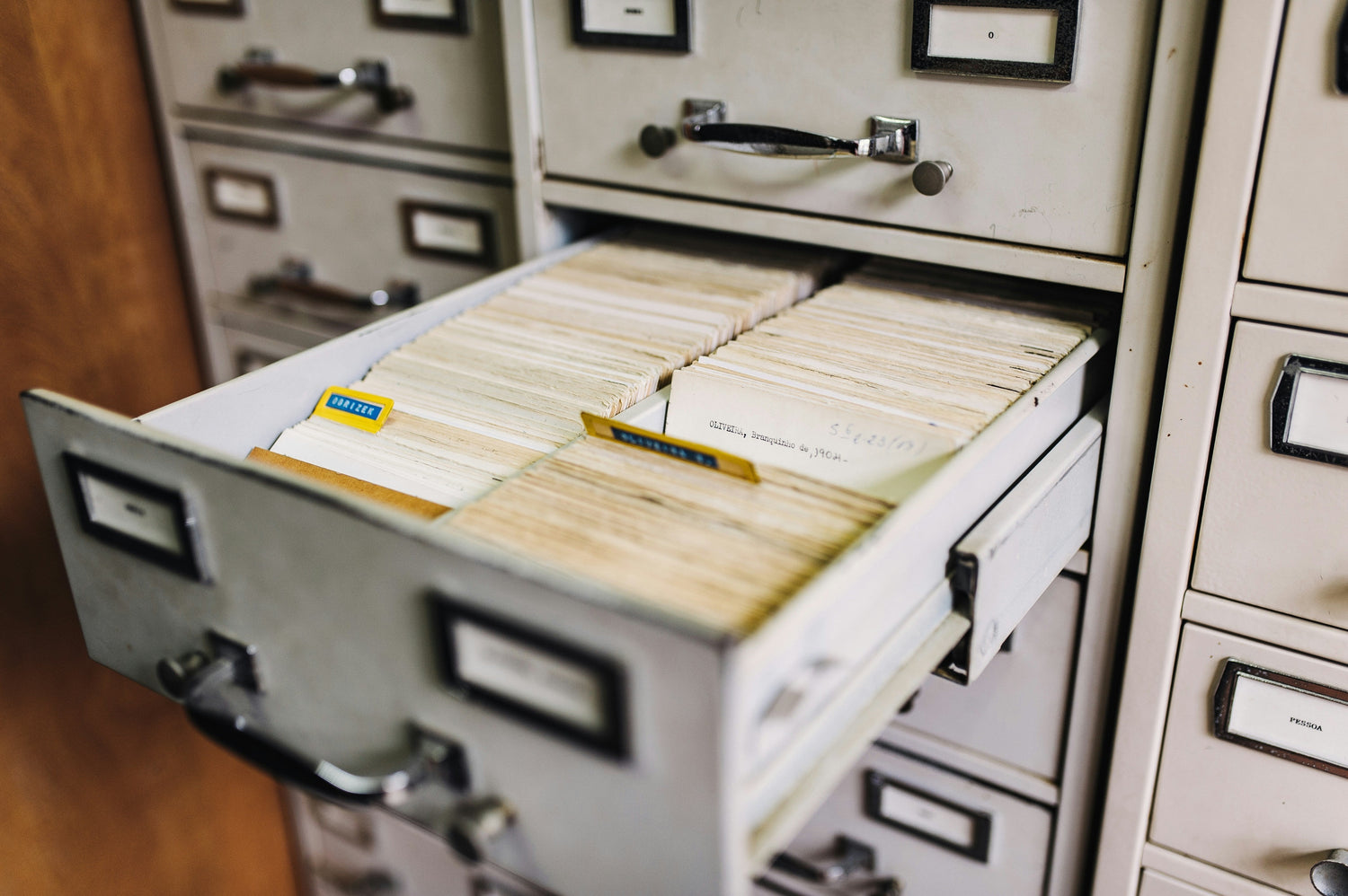 Metal-filing-cabinet-for-office-organization–Deskform